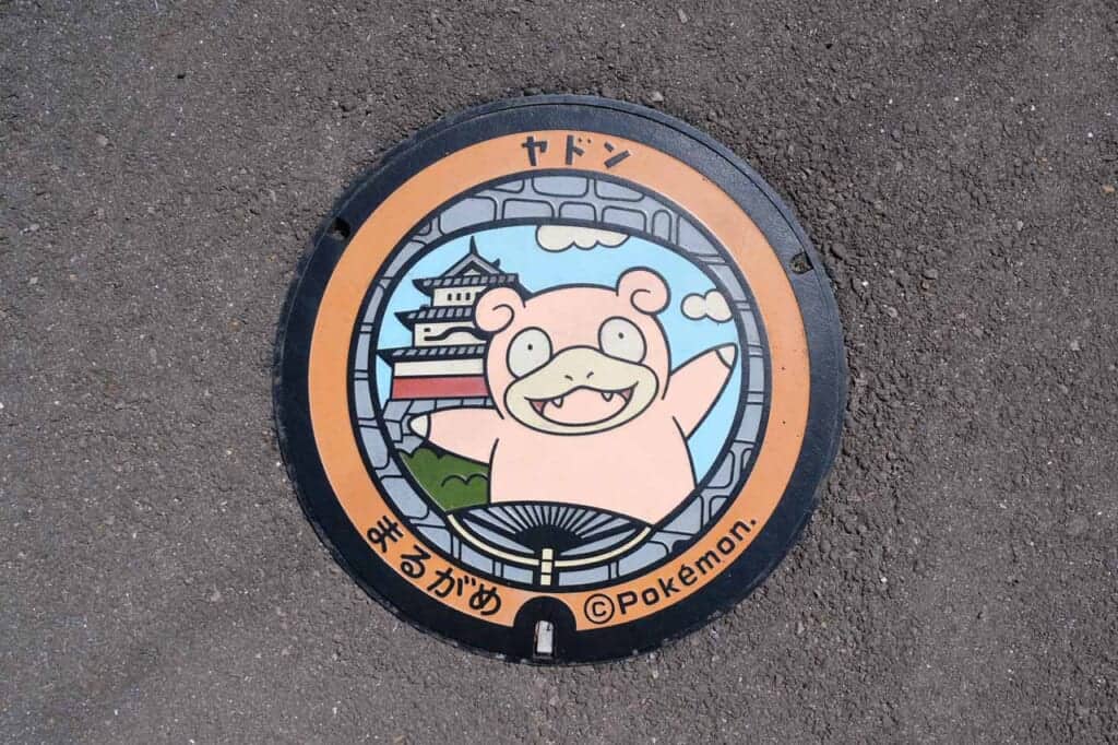 Alcantarilla Pokemon en la ciudad de Marugame, Prefectura de Kagawa, Shikoku