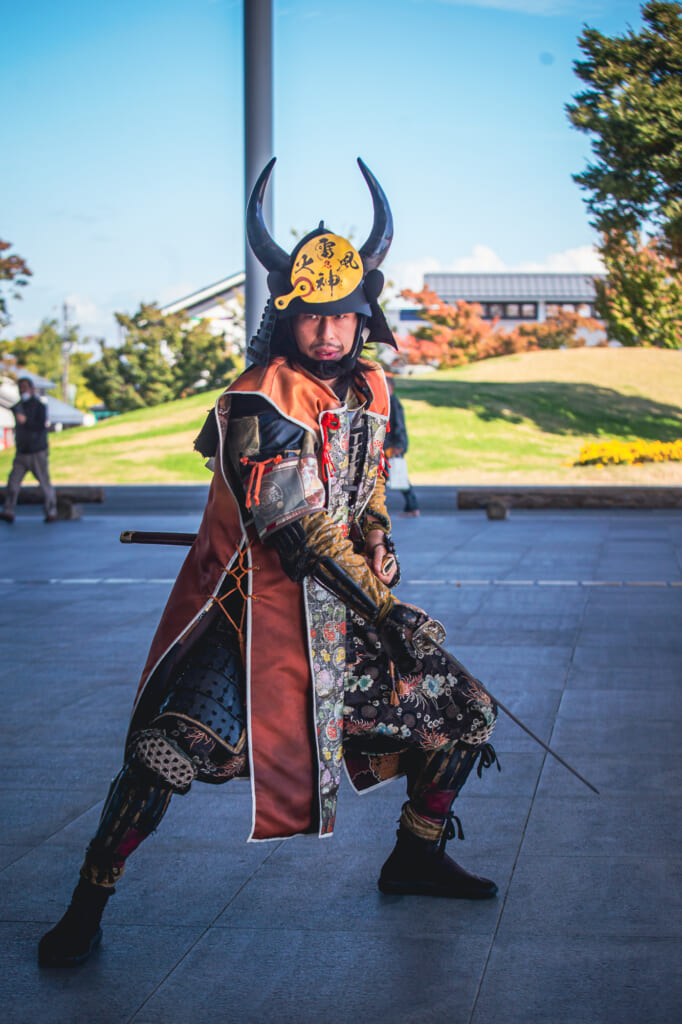 hombre disfrazado del samurai Takeda