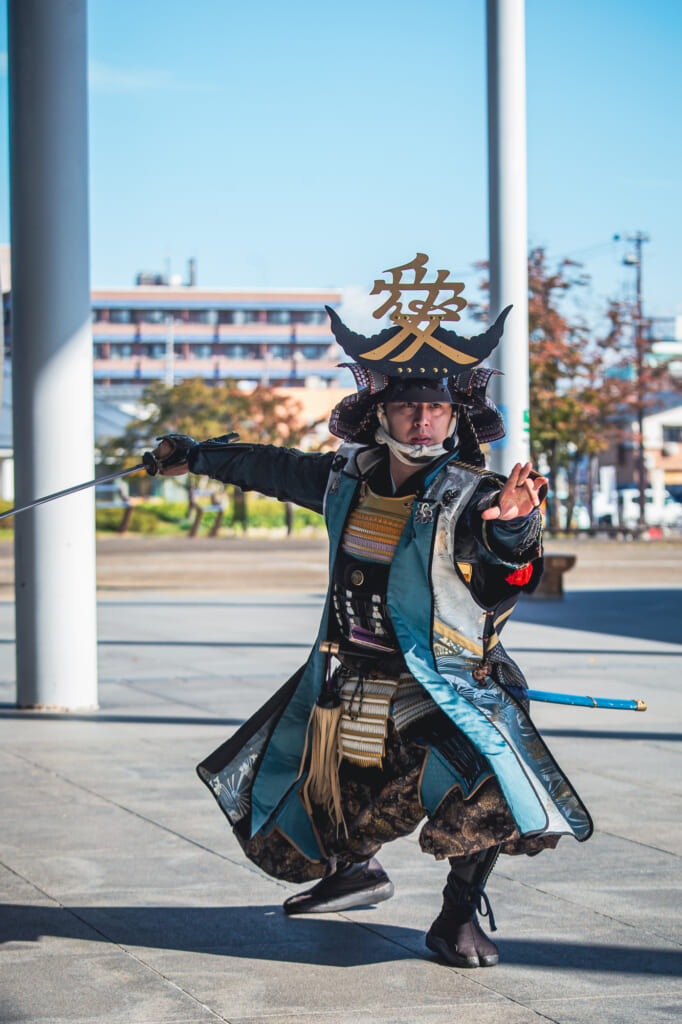hombre disfrazado del samurai uesugi