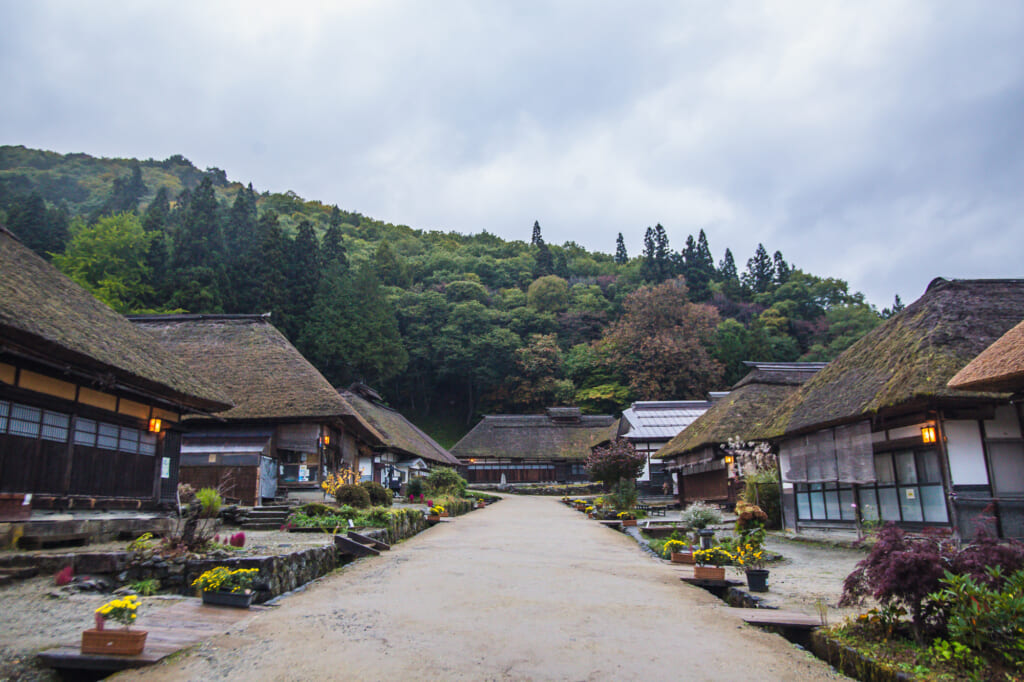 vista general con varias casas de ouchi juku
