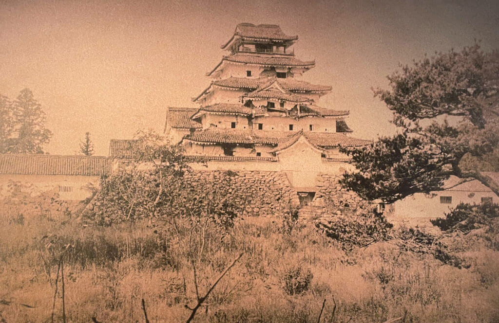 fotografia antigua del castillo tsurugajo