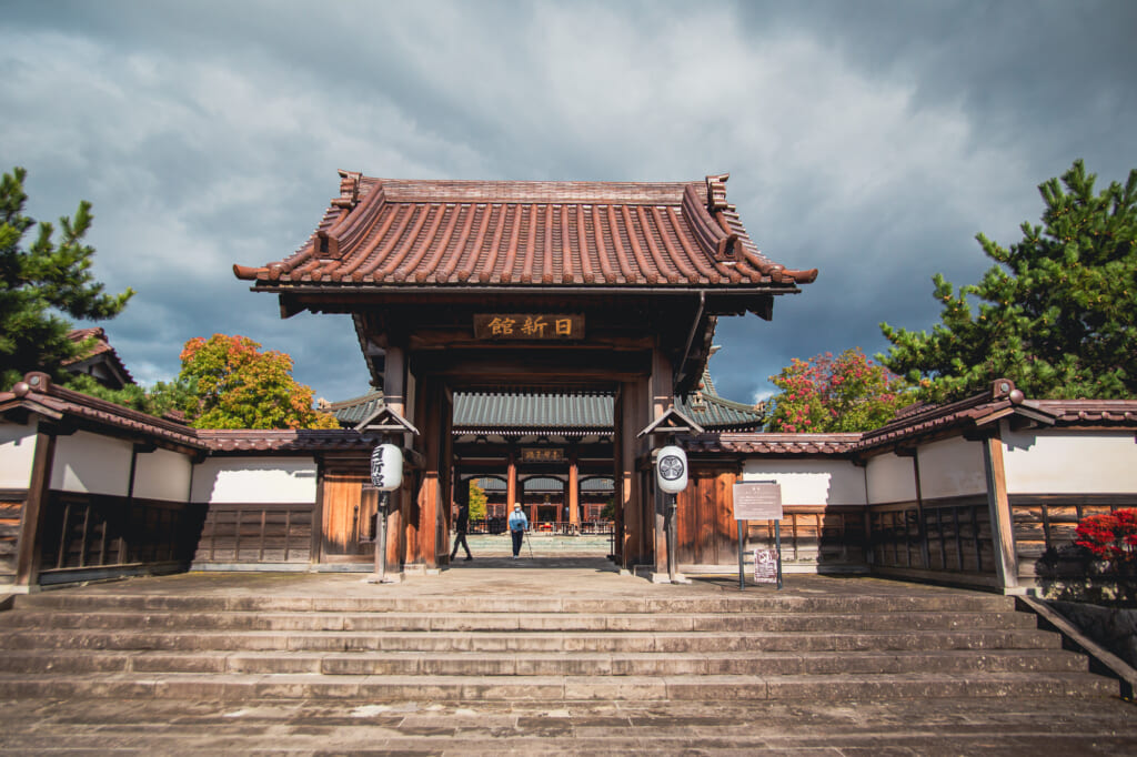 puerta de entrada a la escuela samurai nisshinkan