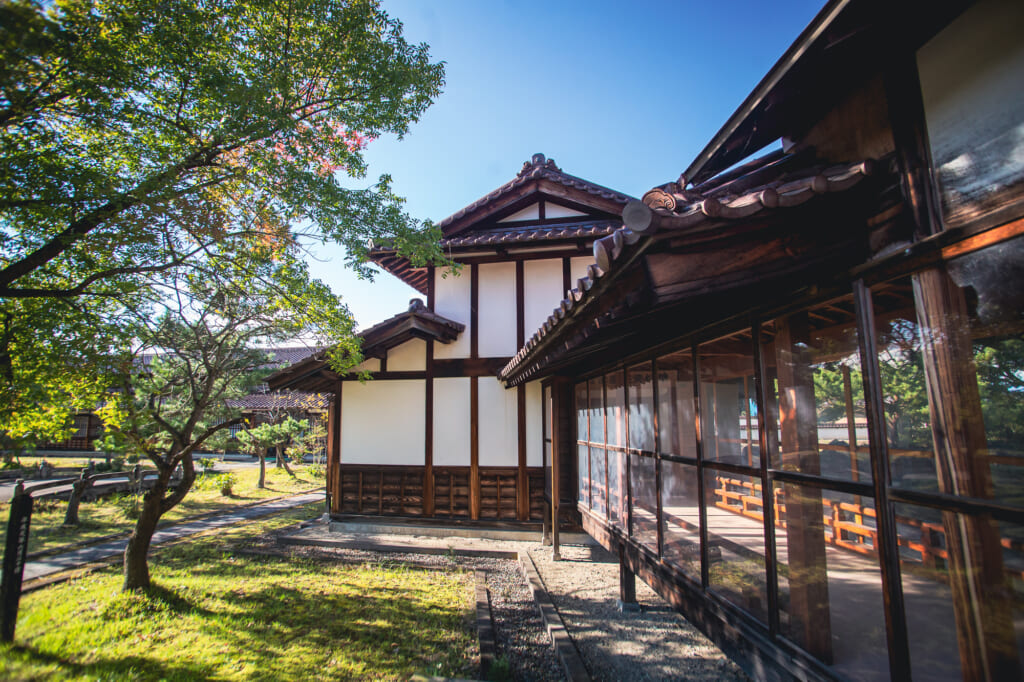 edificio con ventanales de la escuela samurai nisshinkan