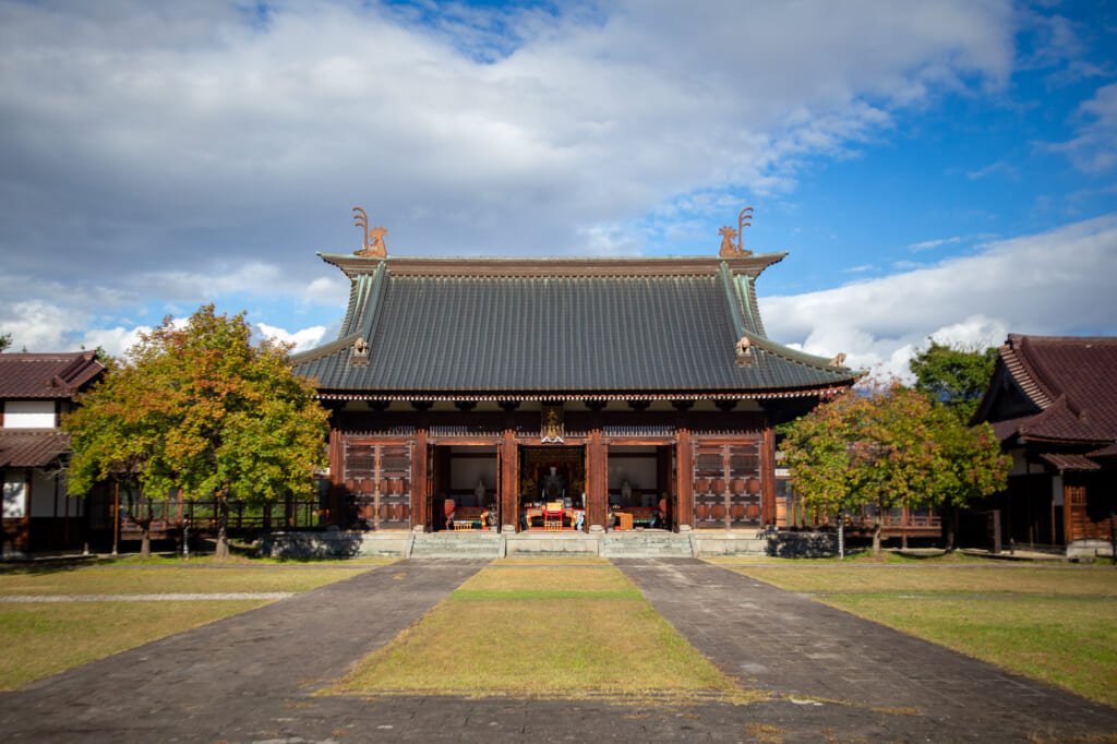 edificio de la escuela samurai nisshinkan con figuras en su interior