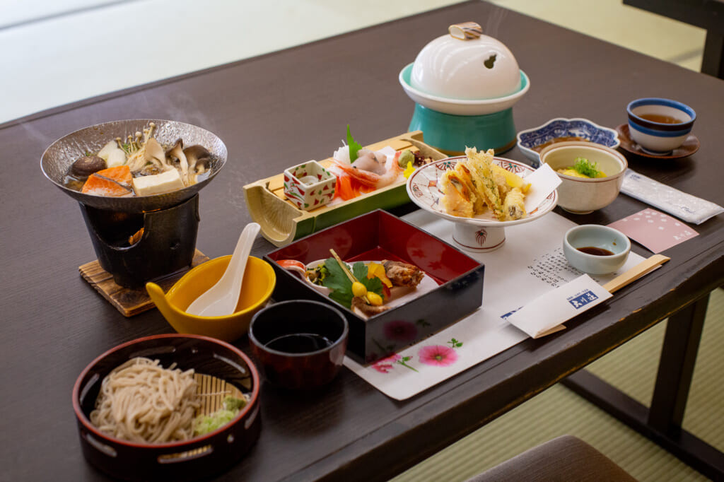 mesa con diferentes platos del menu kaiseki