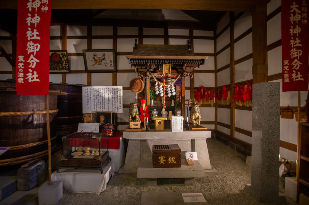 vista general de un pequeño santuario dedicado al dios del sake