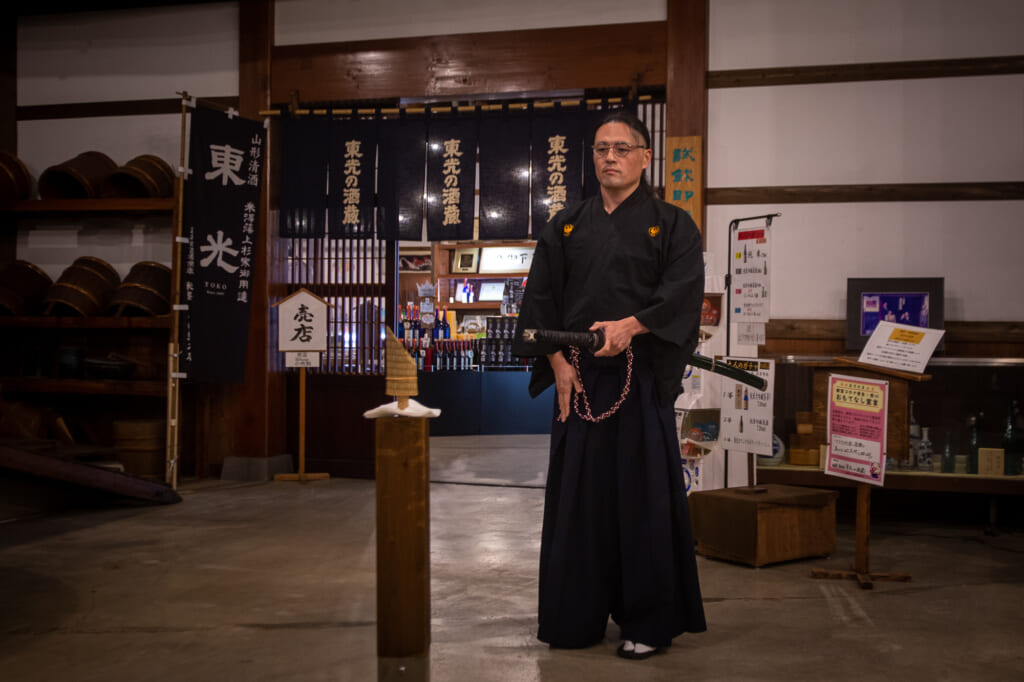 hombre con uniforme de iaido sujetando una katana