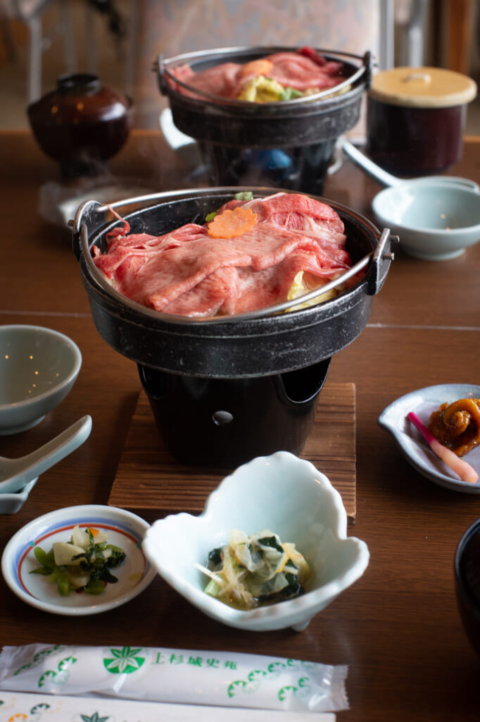 estofado de carne de yonezawa y otros pequeños aperitivos