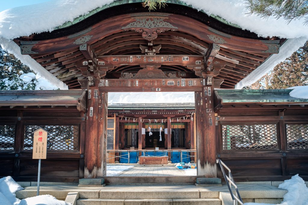puerta de madera del santuario uesugi