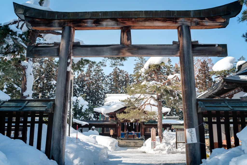 puerta estilo torii del santuario uesugi