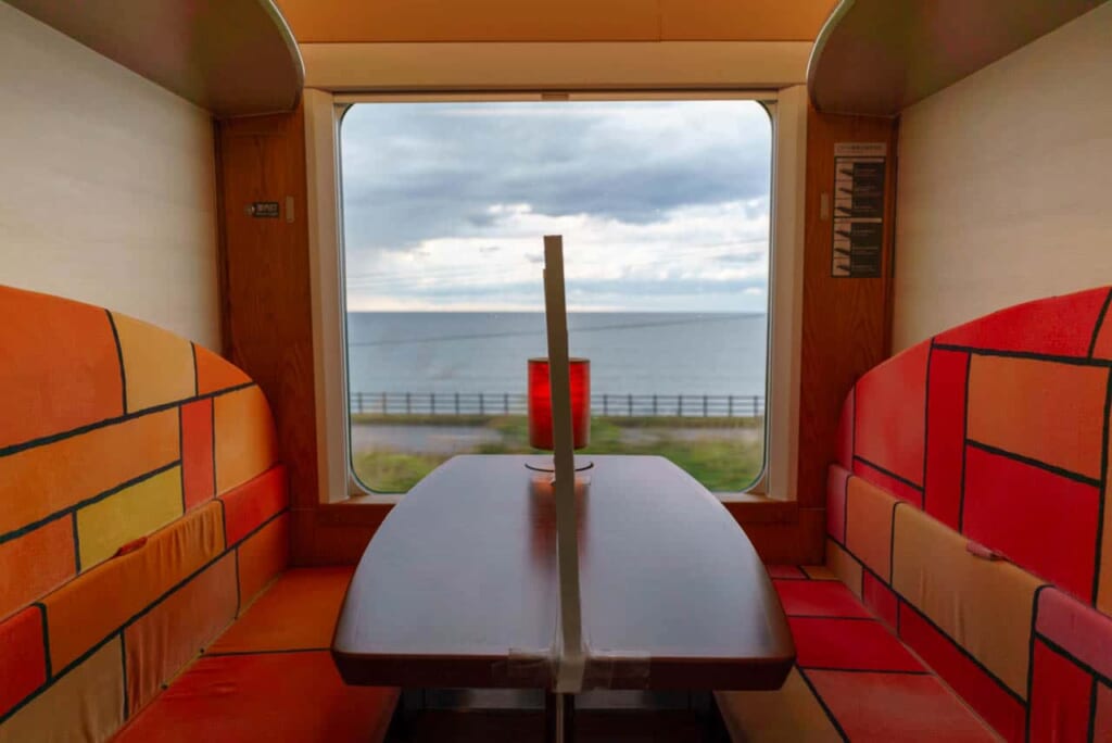 Un moderno vagón de tren con vistas del mar de Japón