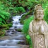 Una estatua budista en la naturaleza