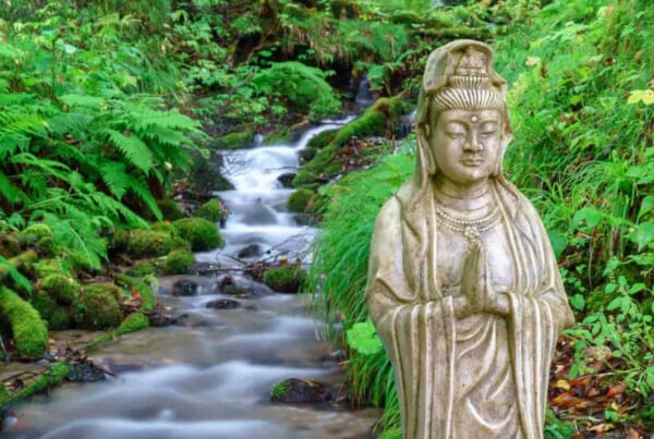 Una estatua budista en la naturaleza