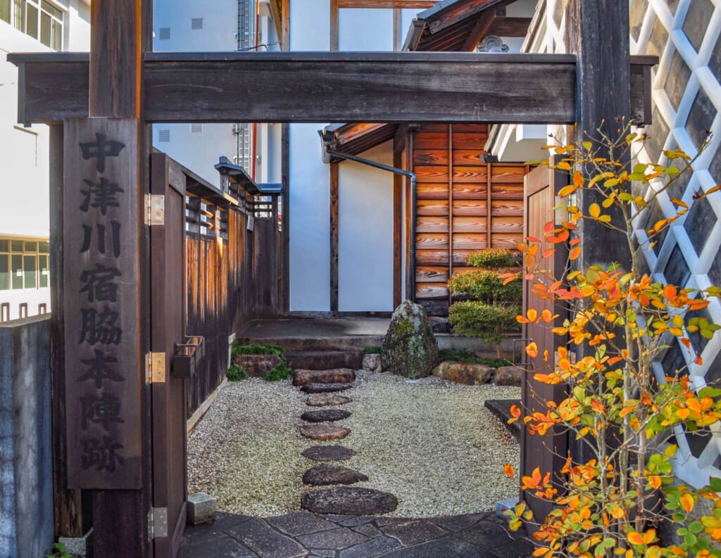 La entrada de un antiguo alojamiento del periodo Edo