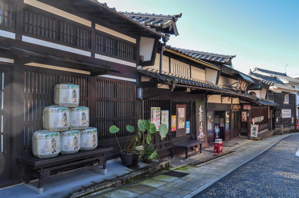 La fachada de Hazama, destilería de sake en Nakatsugawa