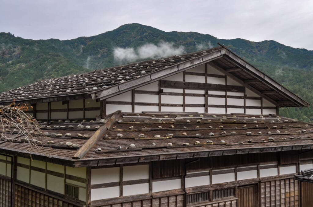 tejado con tejas de estilo itahegi