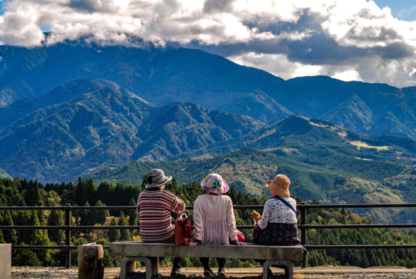 Unas mujeres disfrutando de las vistas en el valle de Kiso