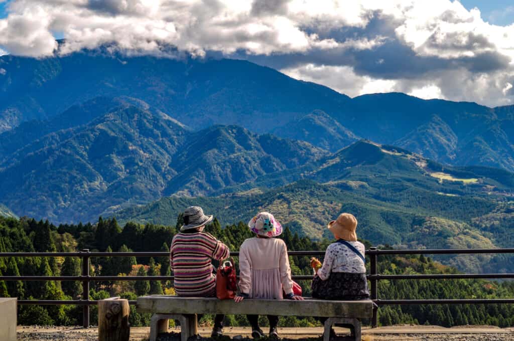 Tres abuelas ante el espectacular Valle de Kiso en Magome-juku