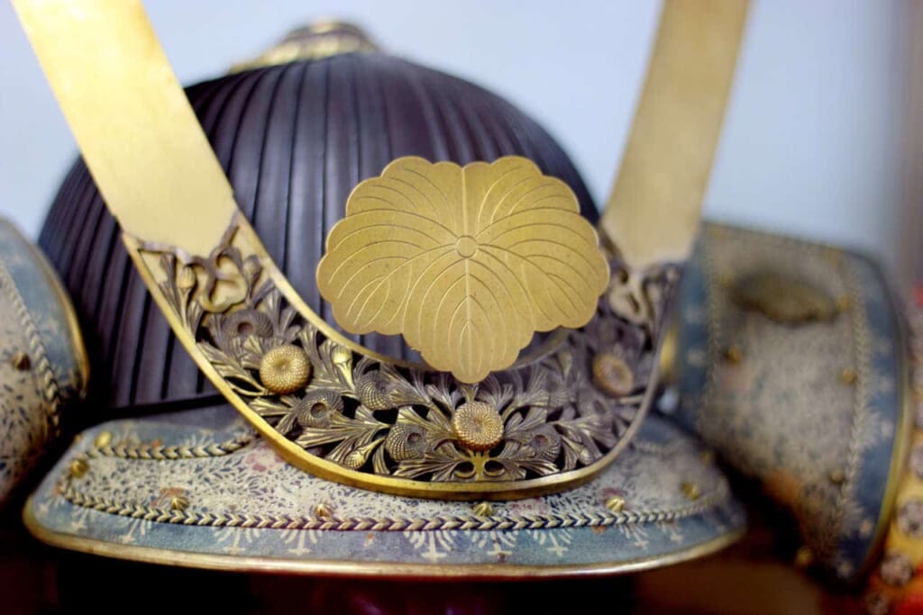 Un casco japonés expuesto en el museo del castillo de Iga-Ueno