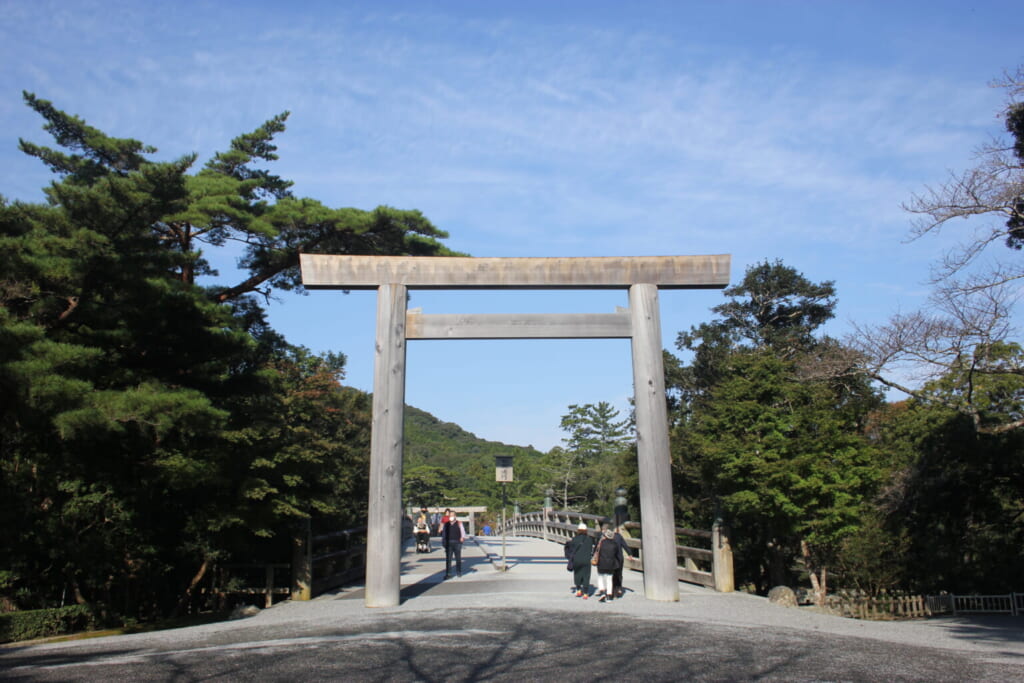 El torii marcando la entrada al santuario de Ise Jingu