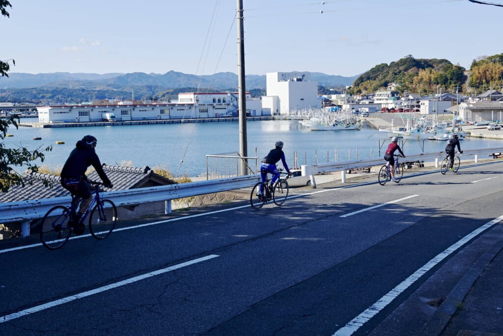 Ciclistas paseando por la ruta de las siete playas de Iwaki