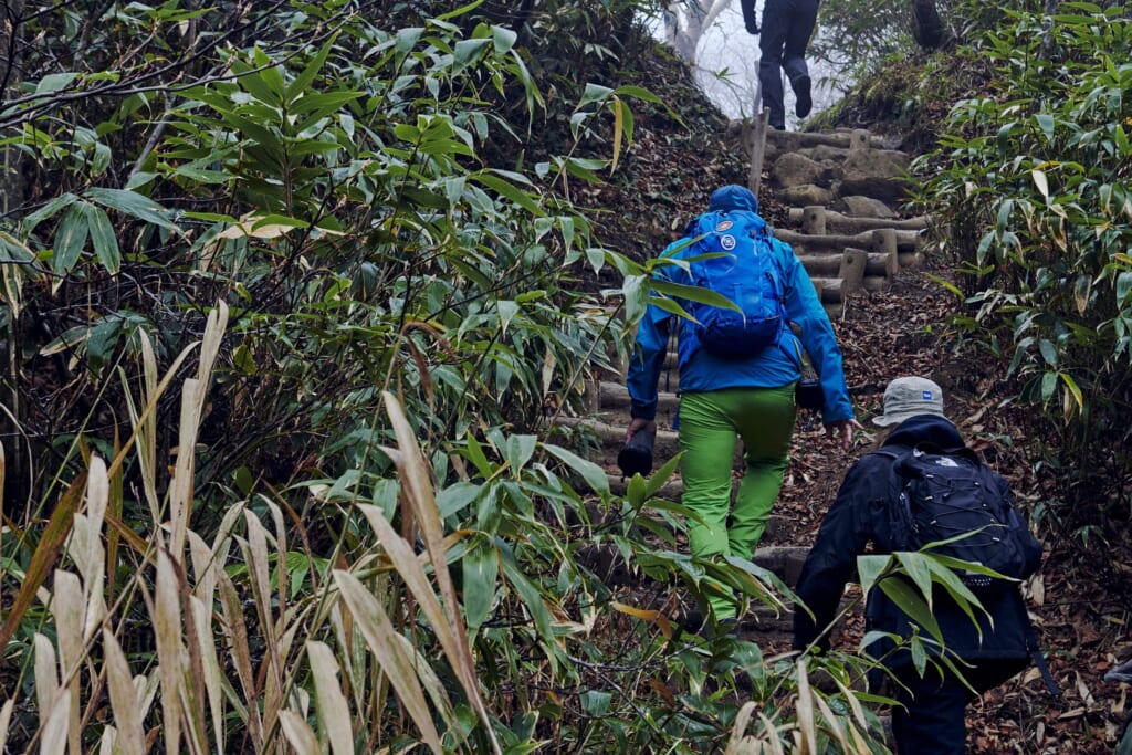 Excursionistas en la zona del Monte Bandai