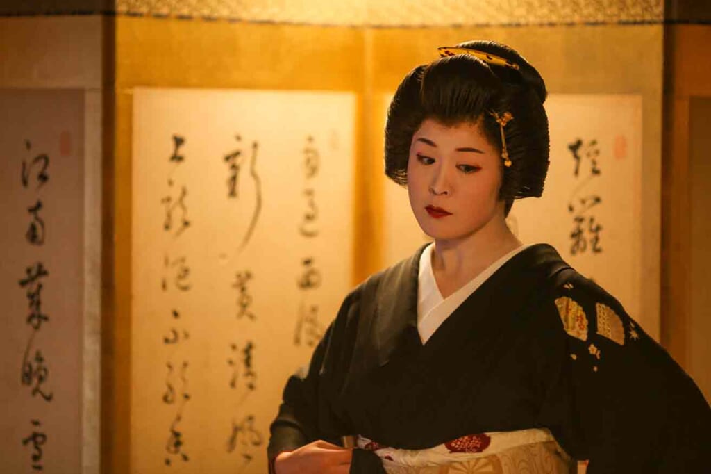 Una geisha haciendo su actuación