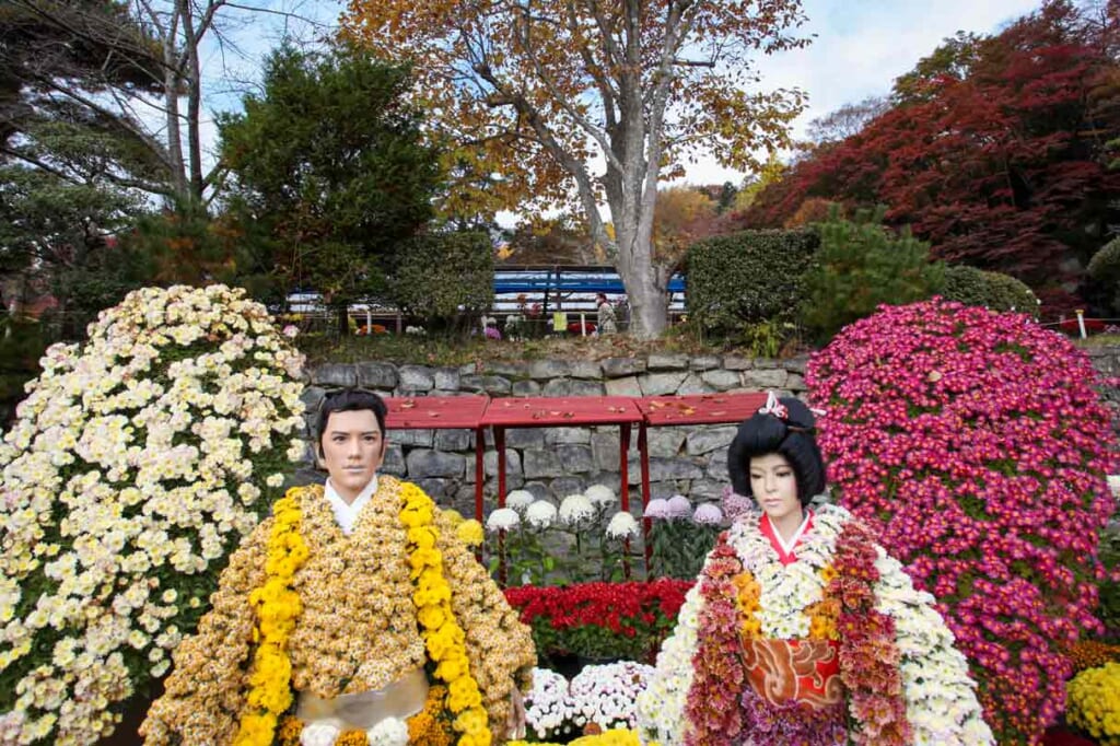 Decoraciones florares en el parque de Nihonmatsu durante un festival