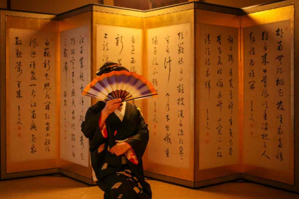 Una geisha actuando en Fukushima