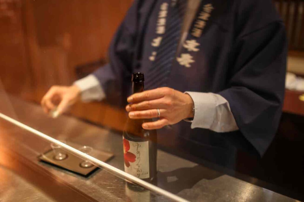 Probando el sake durante un tour en Suehiro Sake Brewery