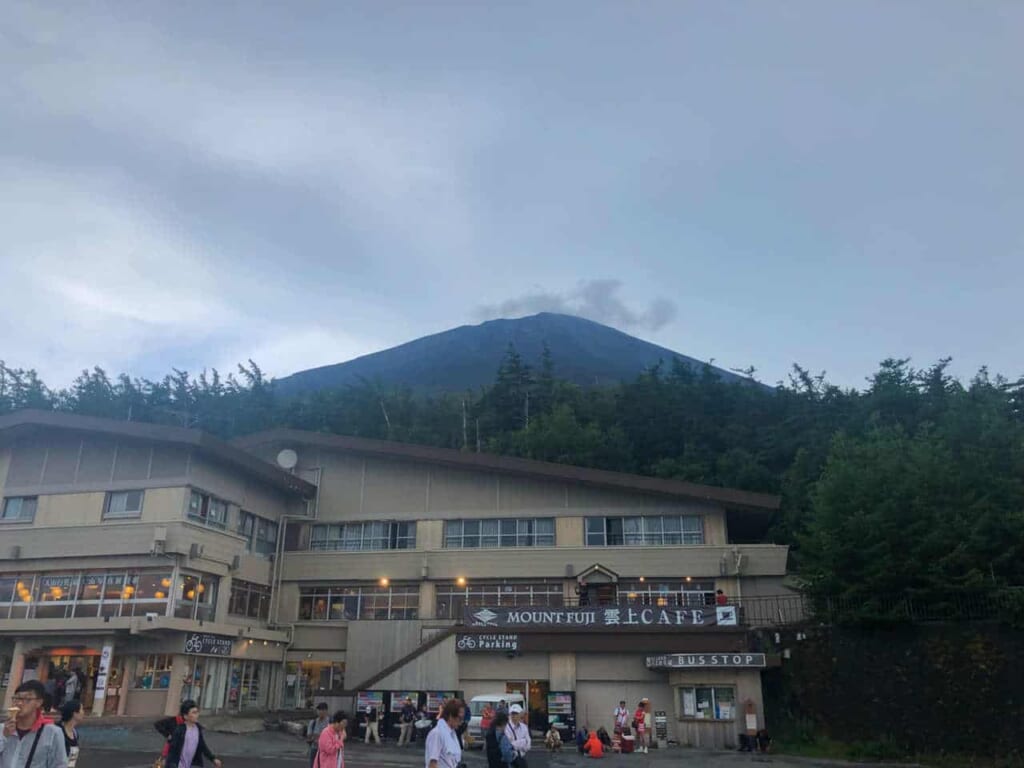 Una tienda con productosen el Monte Fuji