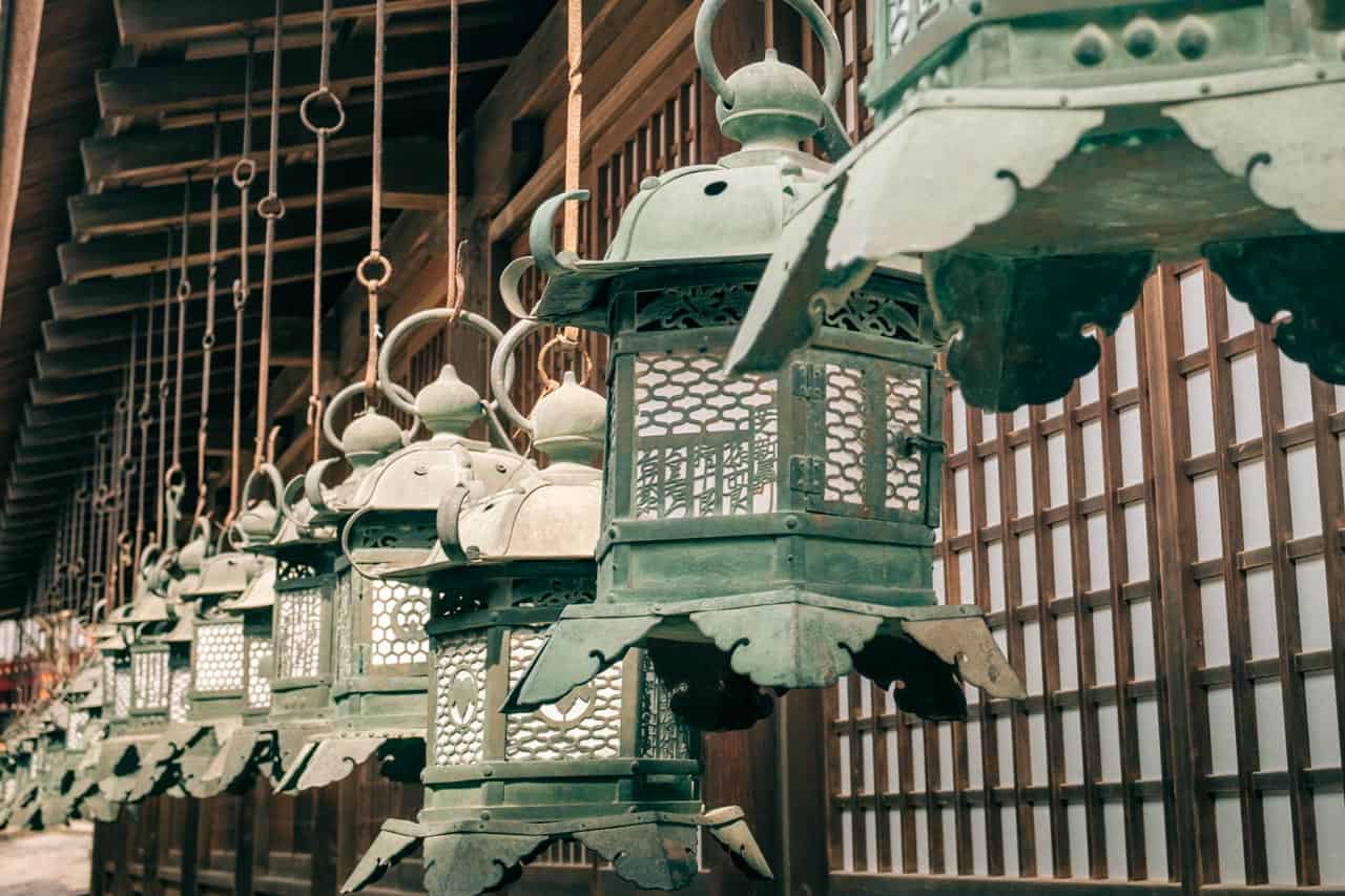 faroles tradicionales en un santuario sintoísta en Japón