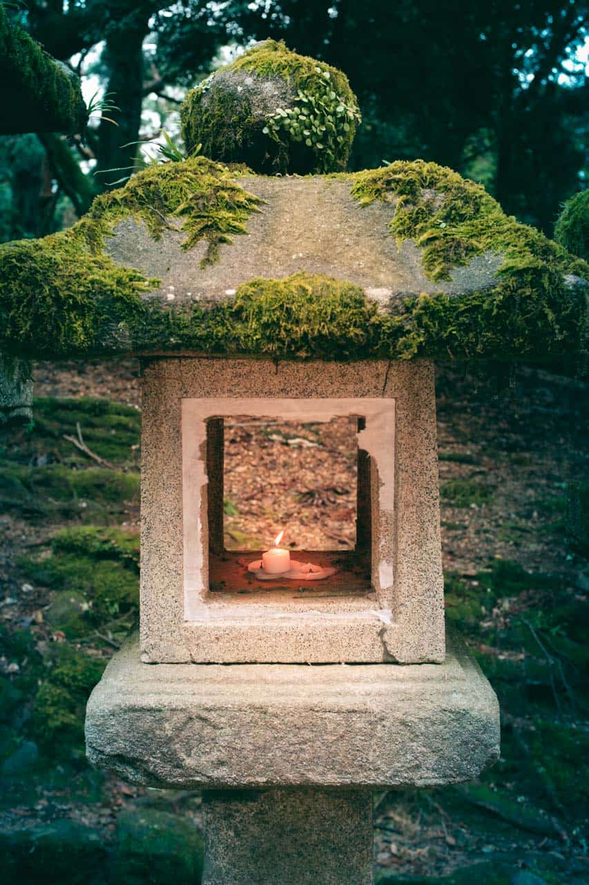 un farol tradicional japones encendido con una vela en Japón