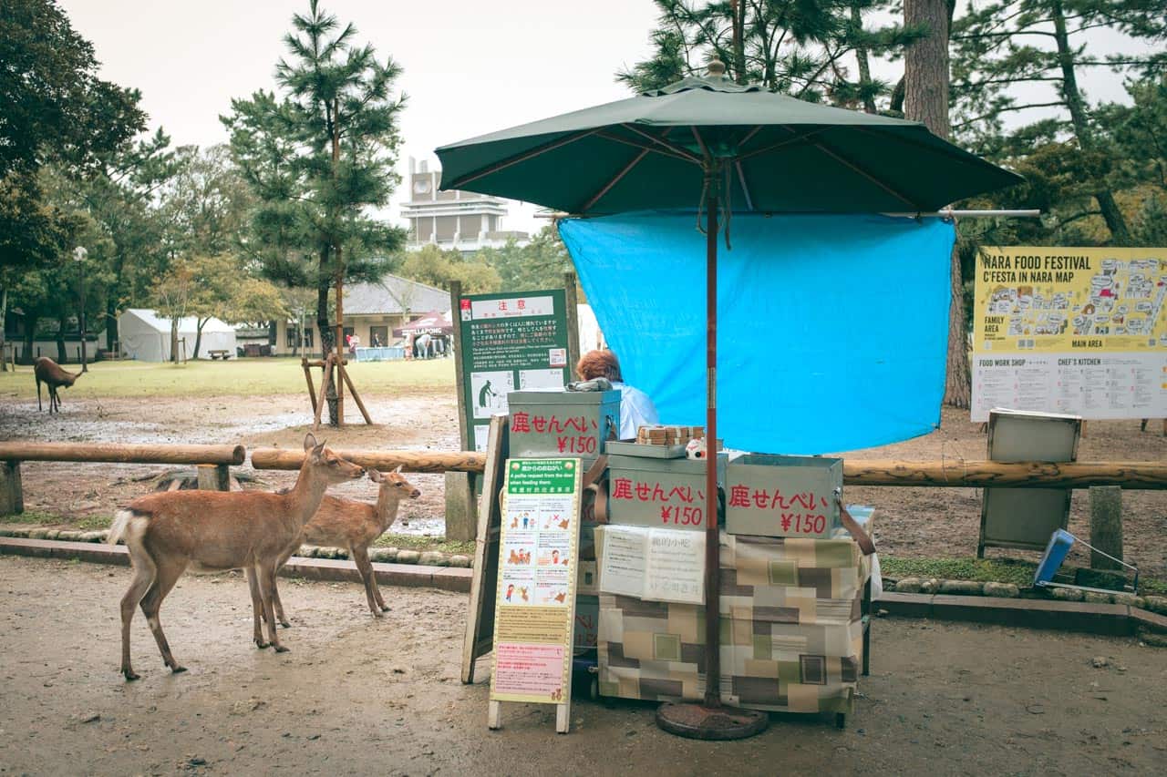 un puesto de galletas de arroz para ciervos en el parque de nara en Japón