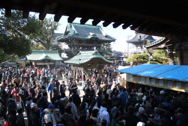Un templo abarrotado de japoneses
