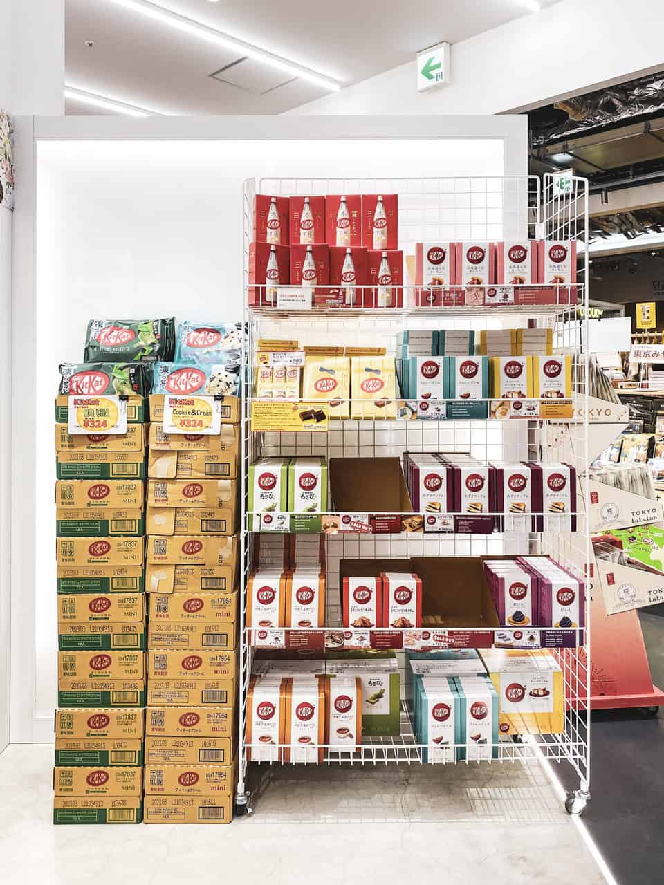 Comida occidental en Japón: Tienda con distintos sabores de KitKat