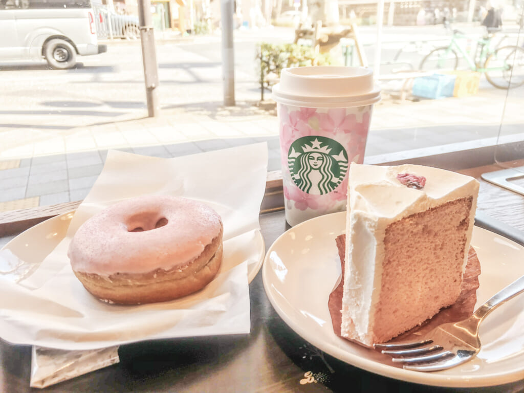 comida occidental en Japón: Productos de sakura en Starbucks