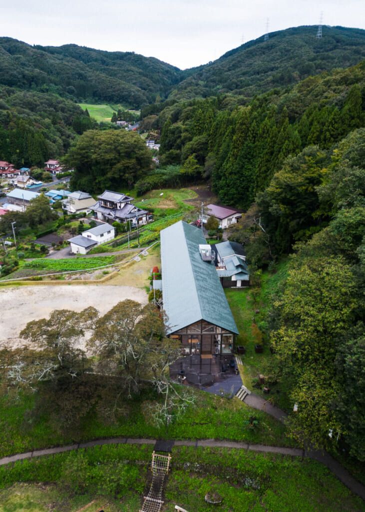 vista aérea del hotel diseñado sostenible en Japón