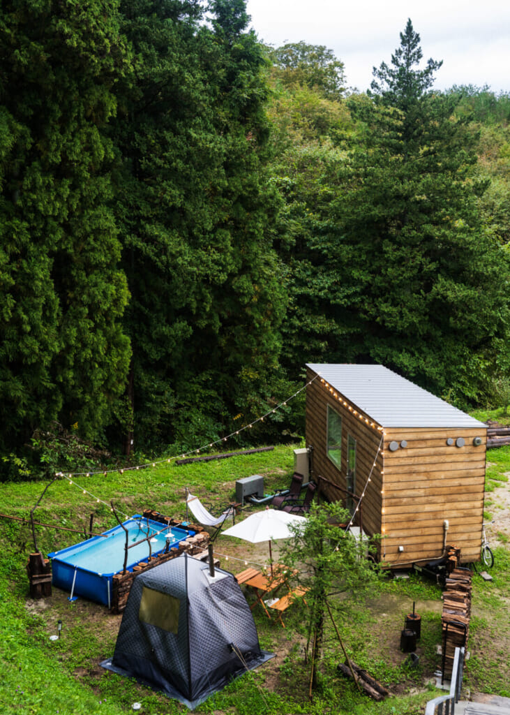 Opciones de camping en el bosque es una de las opciones sostenibles en Japón.