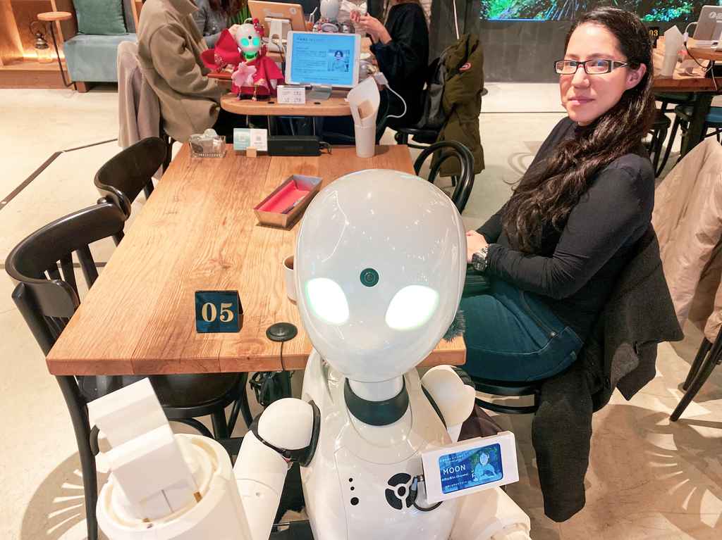 una selfie con un robot en una cafetería japonesa 
