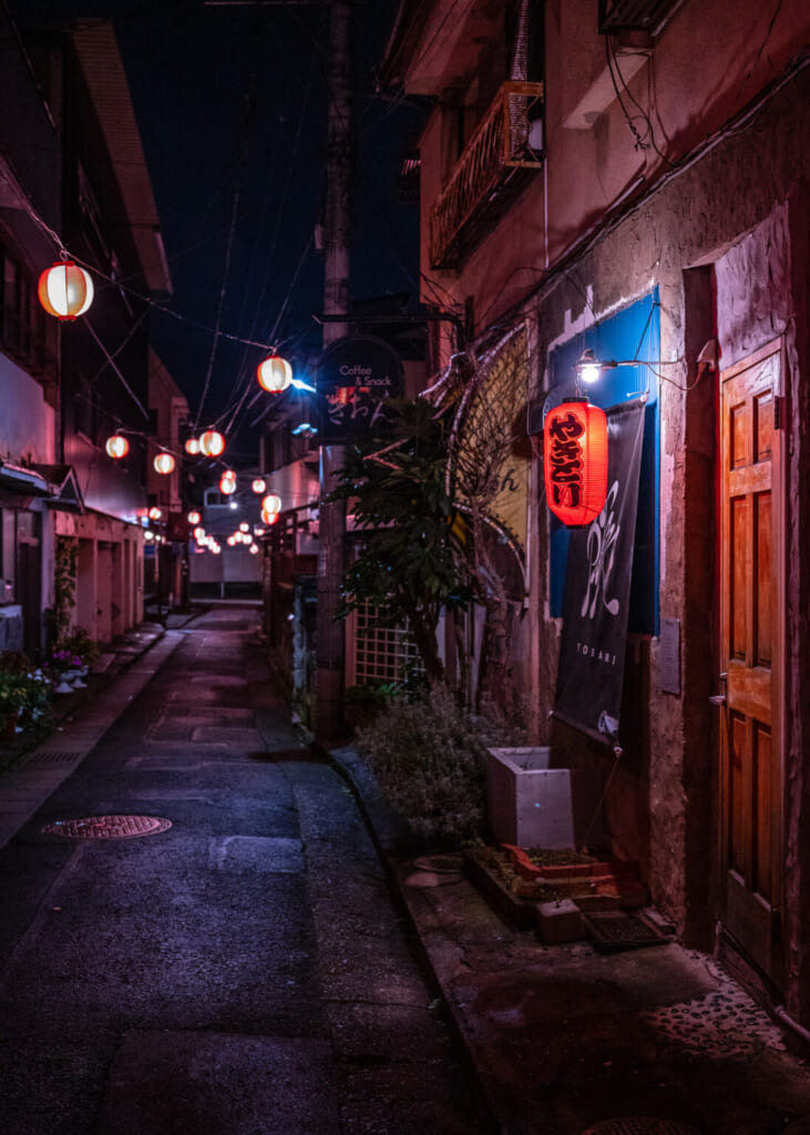 una calle de Fujiyoshida con farolillos y bares nocturnos