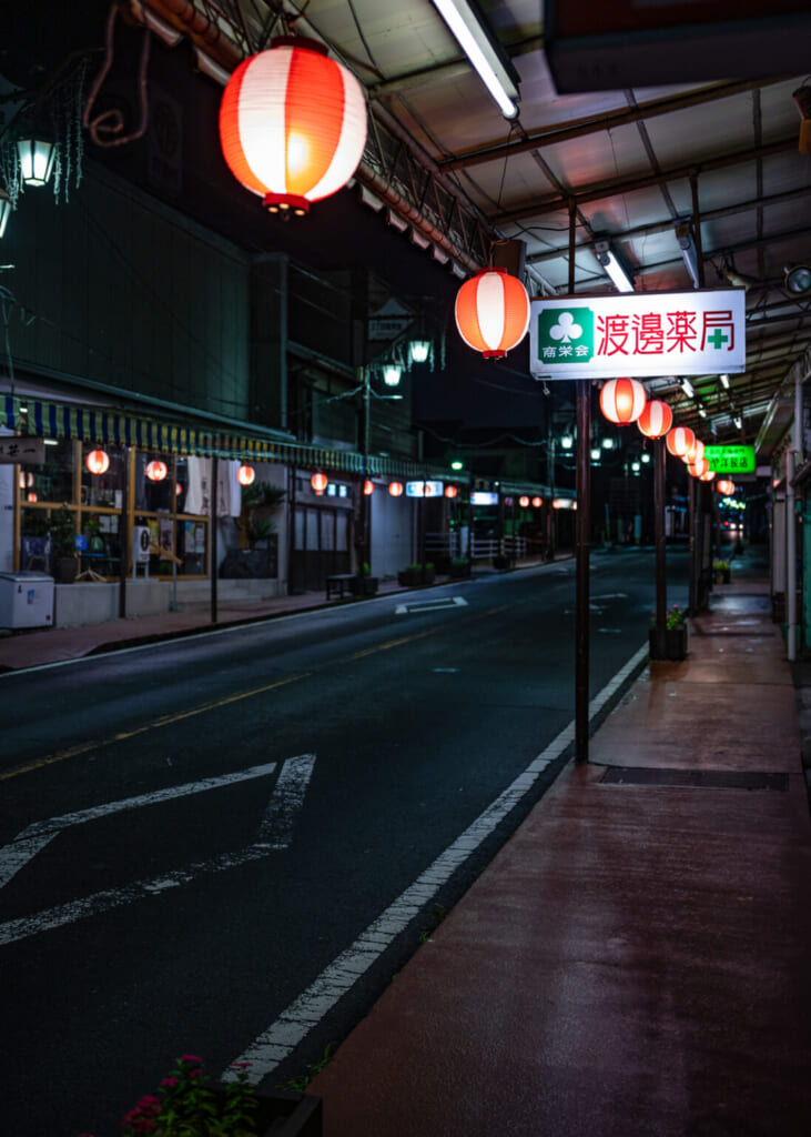 una calle cubierta con farolillos japoneses