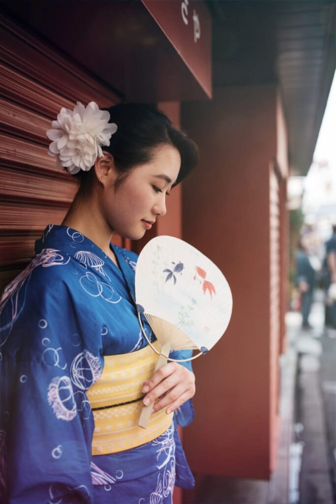 Mujer vistiendo un yukata