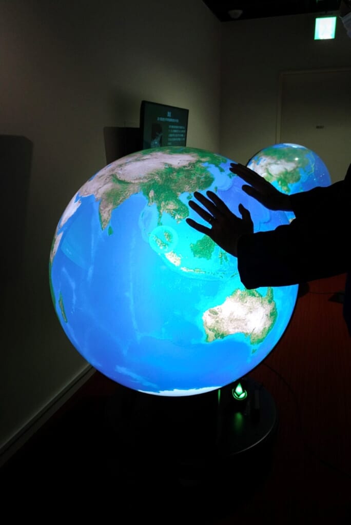 Un globo terráqueo en un museo de Fukushima