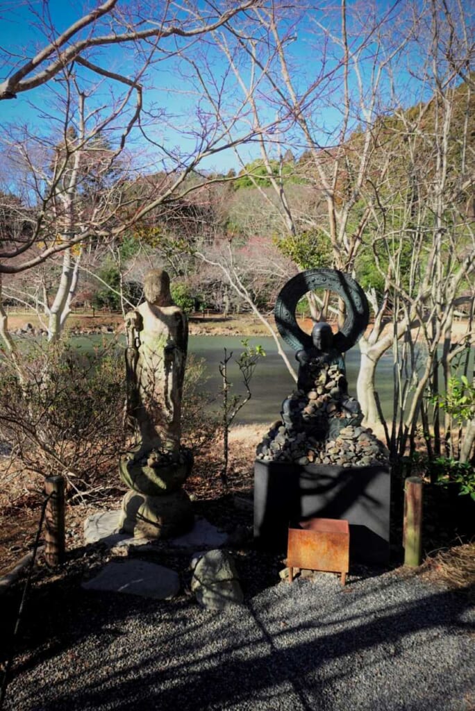 Estatuas en un jardín japonés en Fukushima