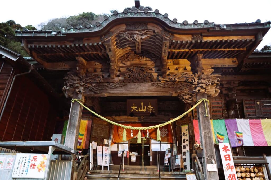 El edificio principal del templo Oyama Dera en el monte Oyama