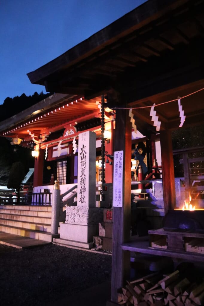 El santuario Oyama dera por la noche