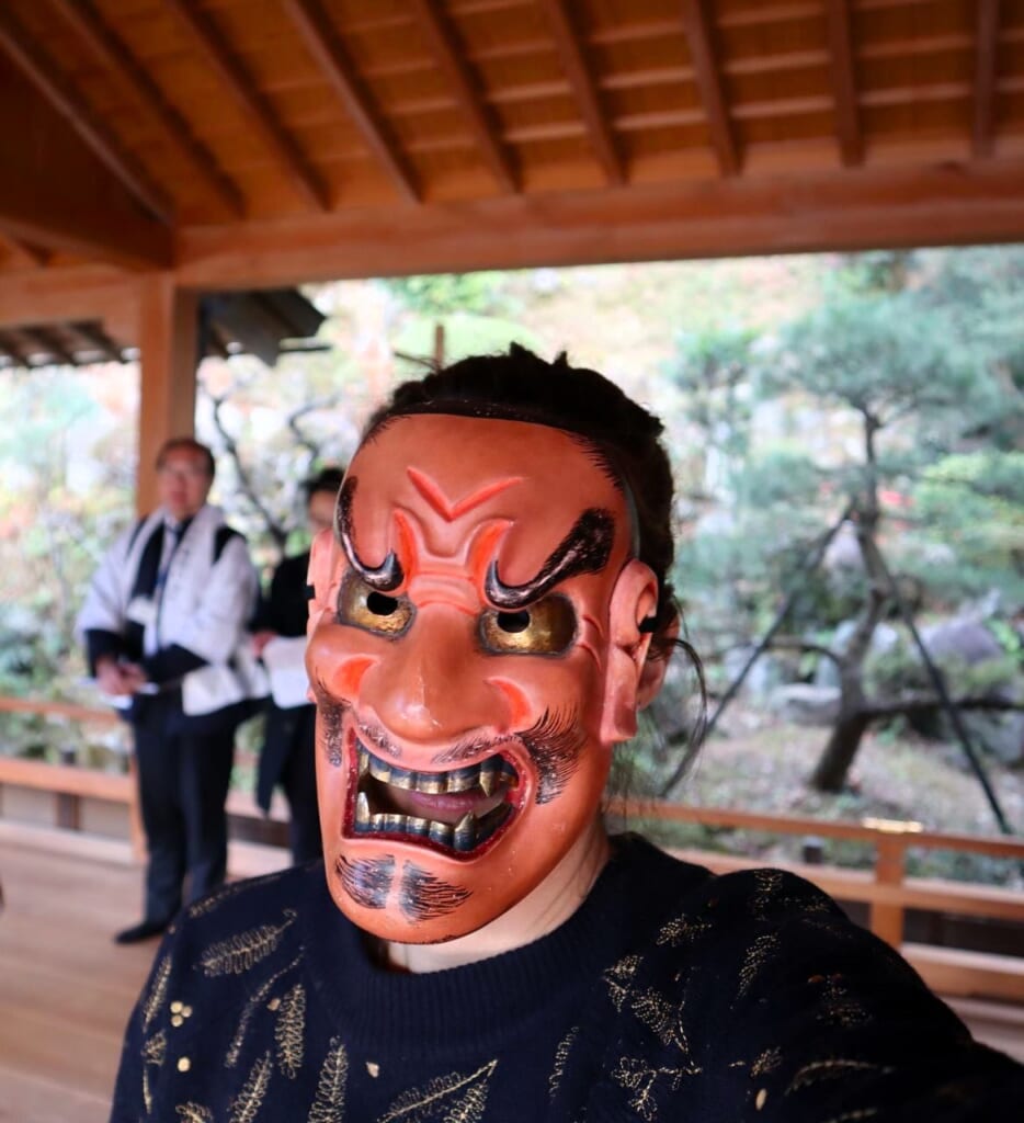 Impresionante máscara en el monte Oyama