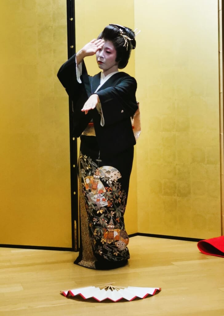 Una geisha bailando e Isehara