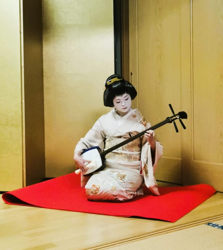 Una geisha tocando el shamisen 